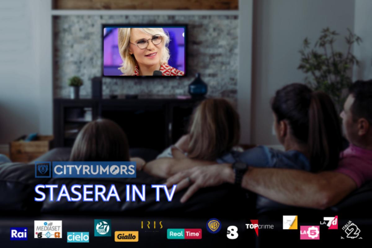 famiglia guarda la tv