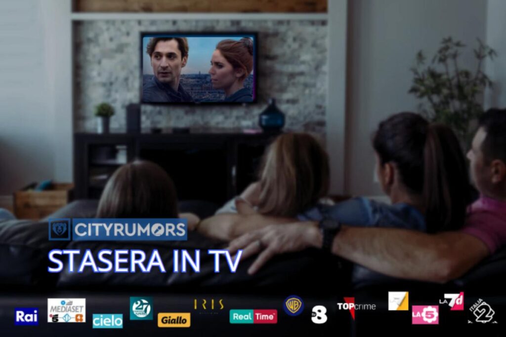 famiglia sul divano con tv accesa