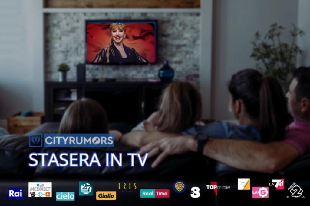 famiglia guarda la tv sul divano