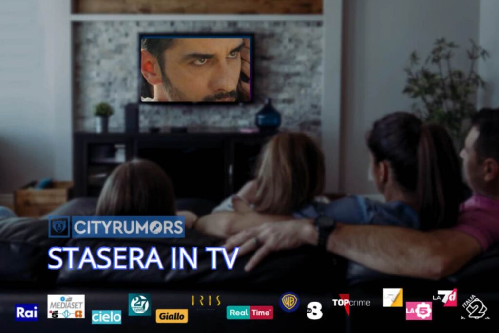 famiglia guarda la tv sul divano