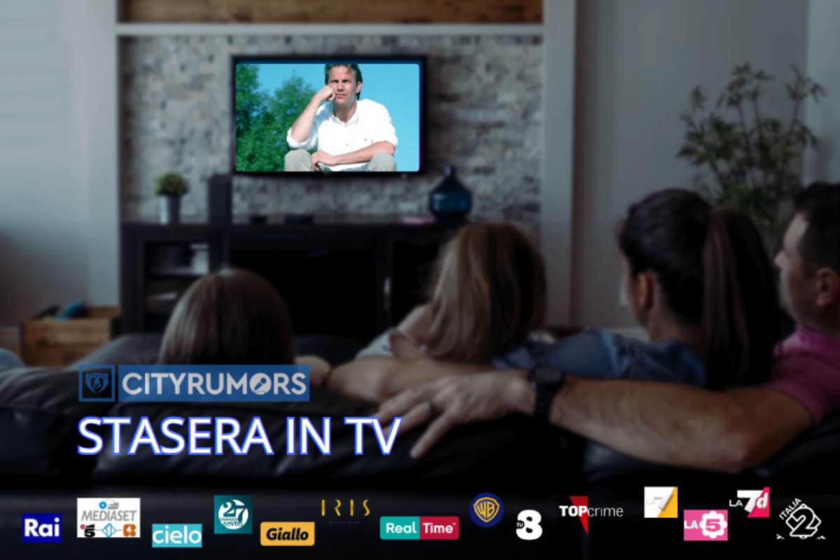 famiglia guarda la tv sul divano