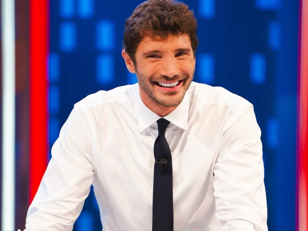 stefano de martino sorridente ad affari tuoi