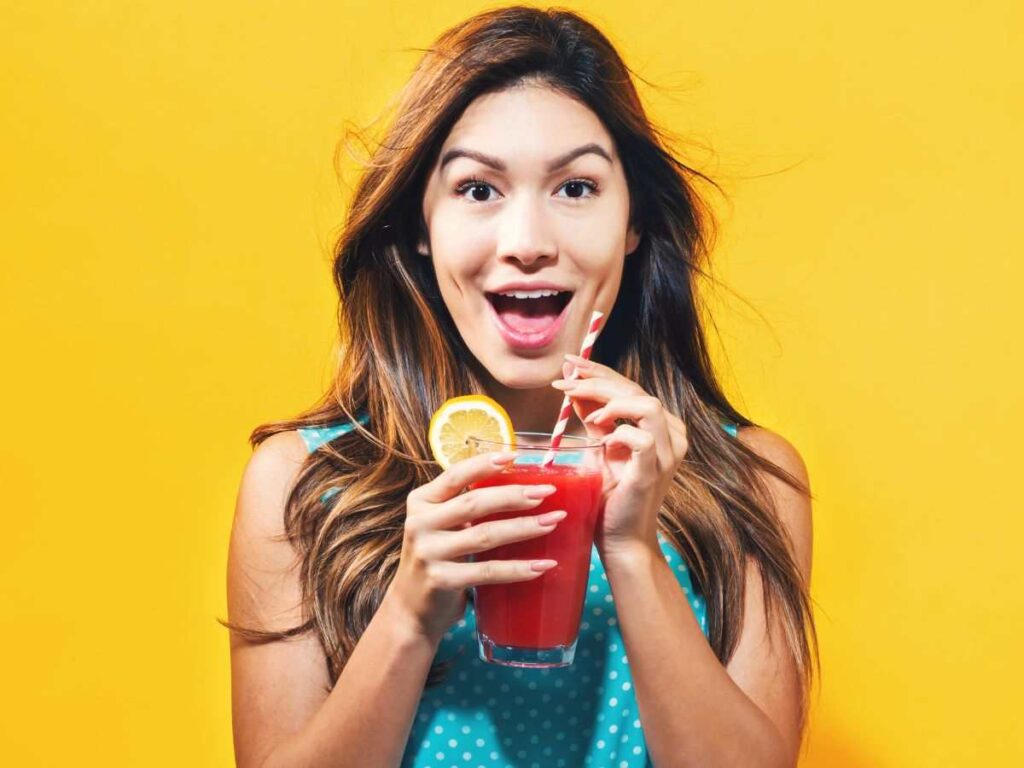 donna con succo di frutta