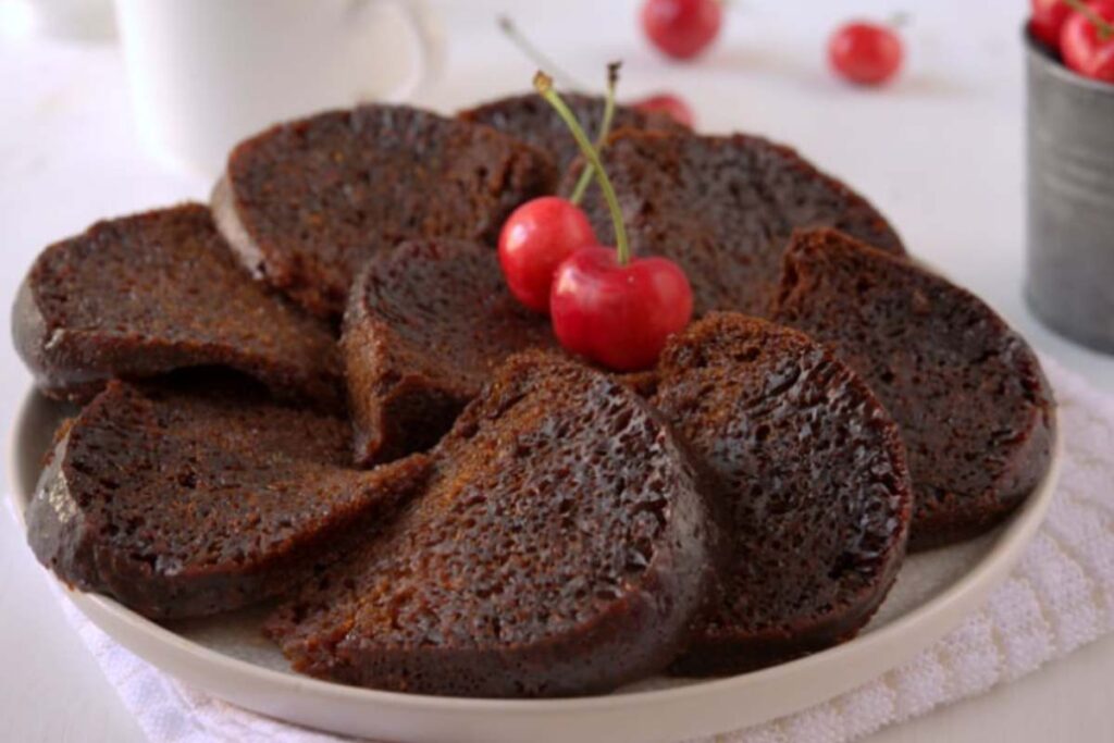torta al cioccolato tagliata a fette