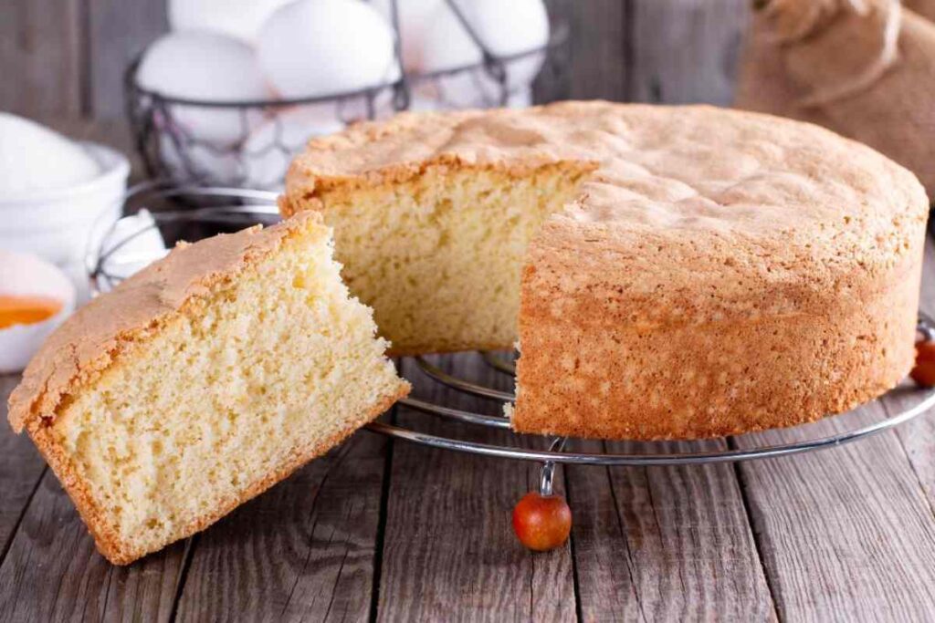torta con una fetta tagliata