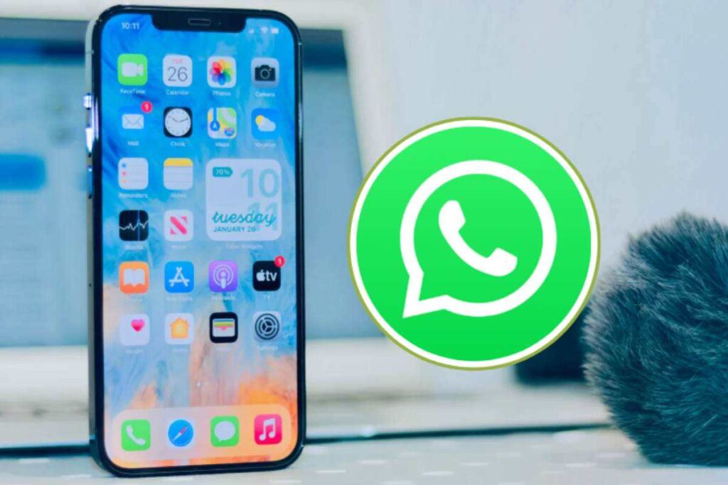 smartphone acceso e icona whatsapp