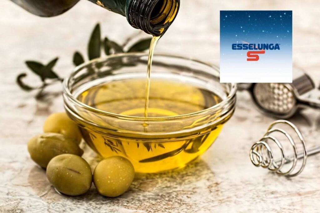 persona che versa dell'olio in una ciotolina di vetro e logo esselunga