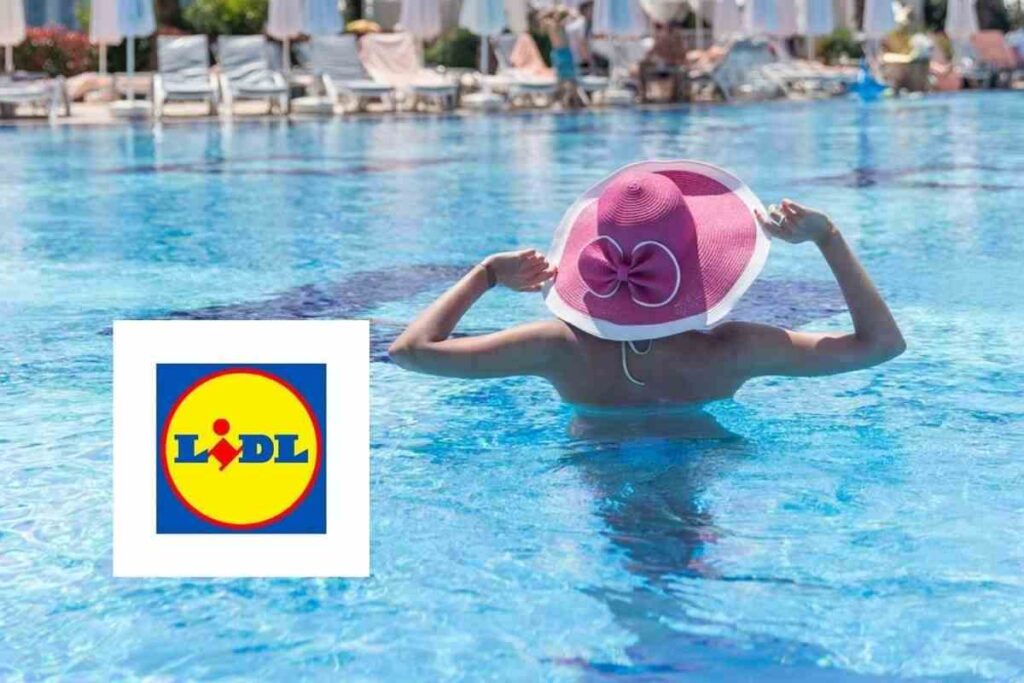 donna che fa il bagno in piscina con un cappello di paglia in testa