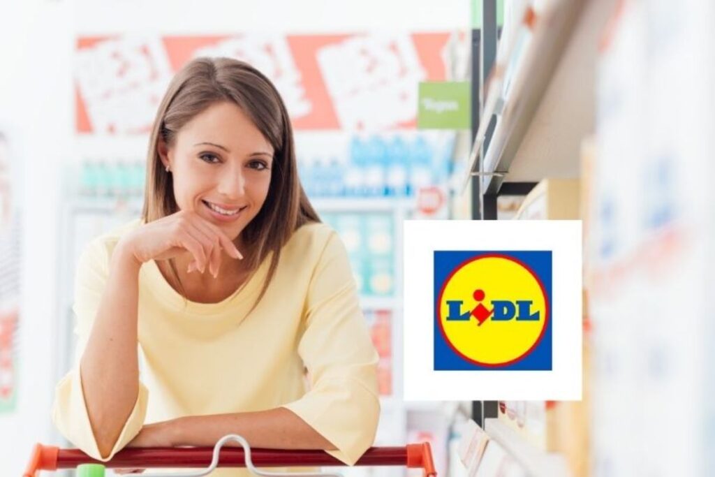 donna che sorride al supermercato e logo lidl