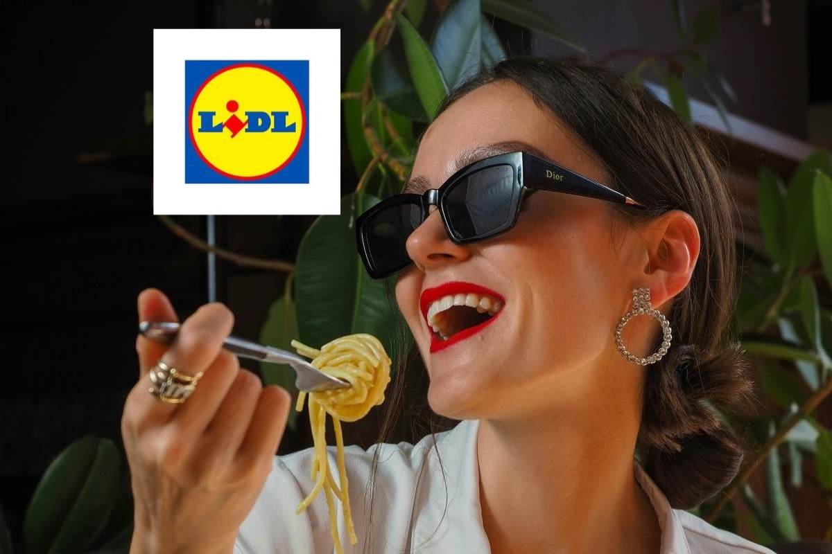 donna che sorride con in mano una forchettata di spaghetti