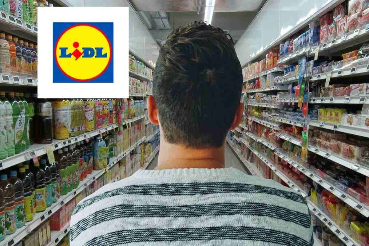 ragazzo di spalle in una corsia del supermercato e lodo del lidl