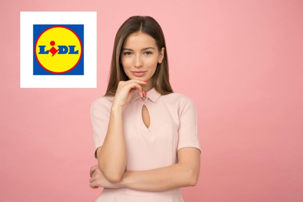 donna con una mano sotto al mento e logo lidl