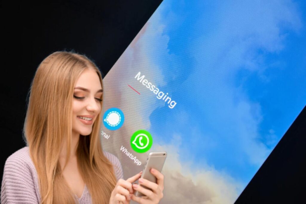 donna con smarpthone e schermo con whatsapp