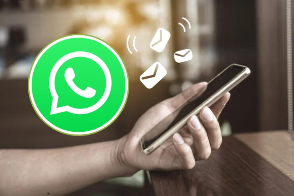 smartphone con icone messaggi e icona whatsapp