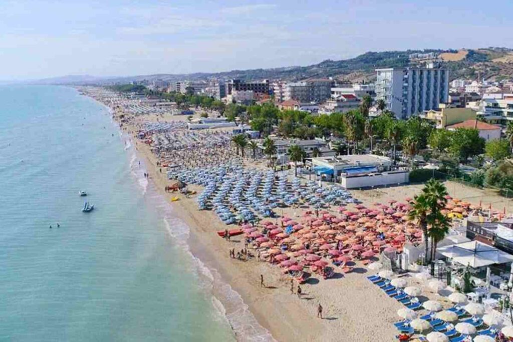 Spiaggia nord di Alba Adriatica vista col drone