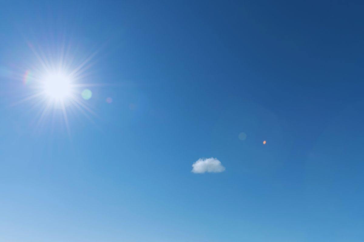 Sole che splende in cielo