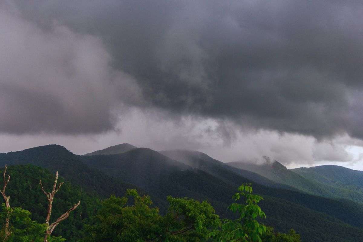 Nuvole minacciose sopra rilievi montuosi