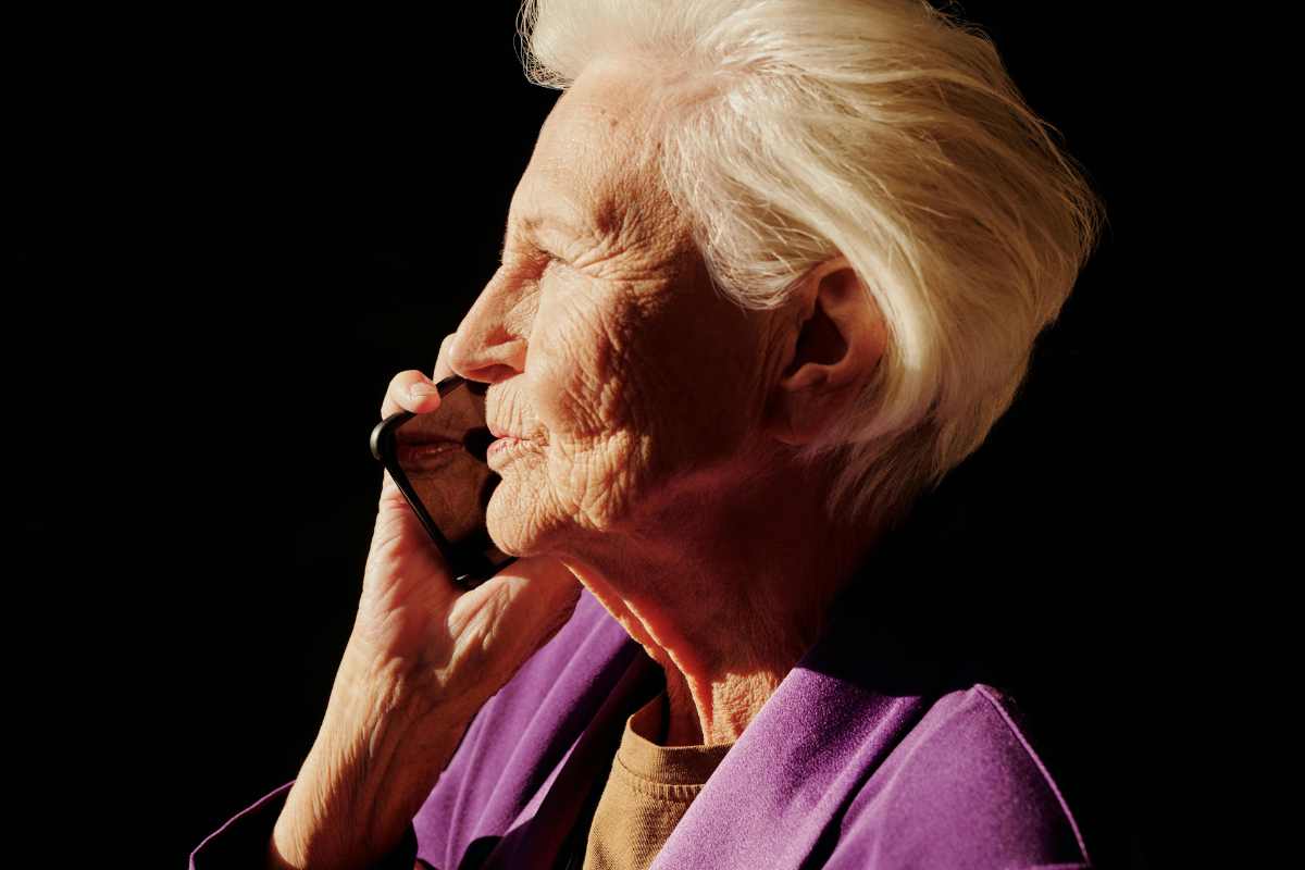 Anziana al telefono