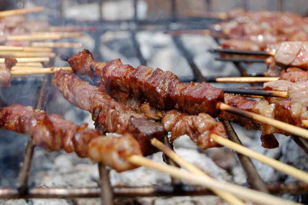 Gli arrosticini sul fuoco