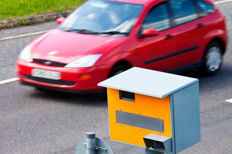 auto e autovelox su strada