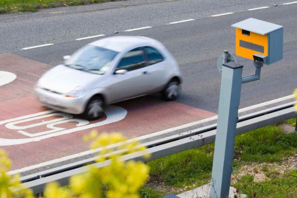 macchina in strada e autovelox