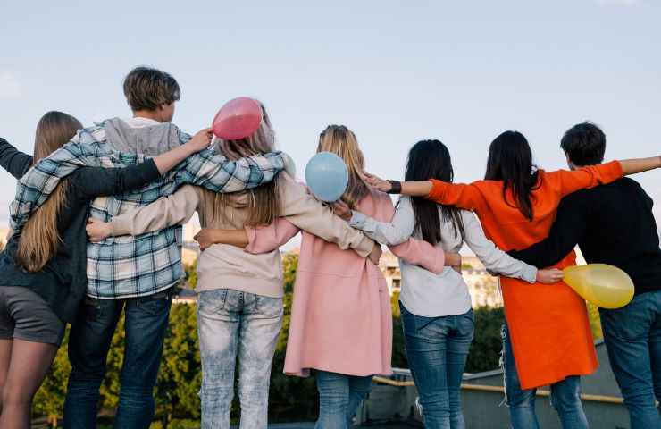 Persone che si abbracciano 