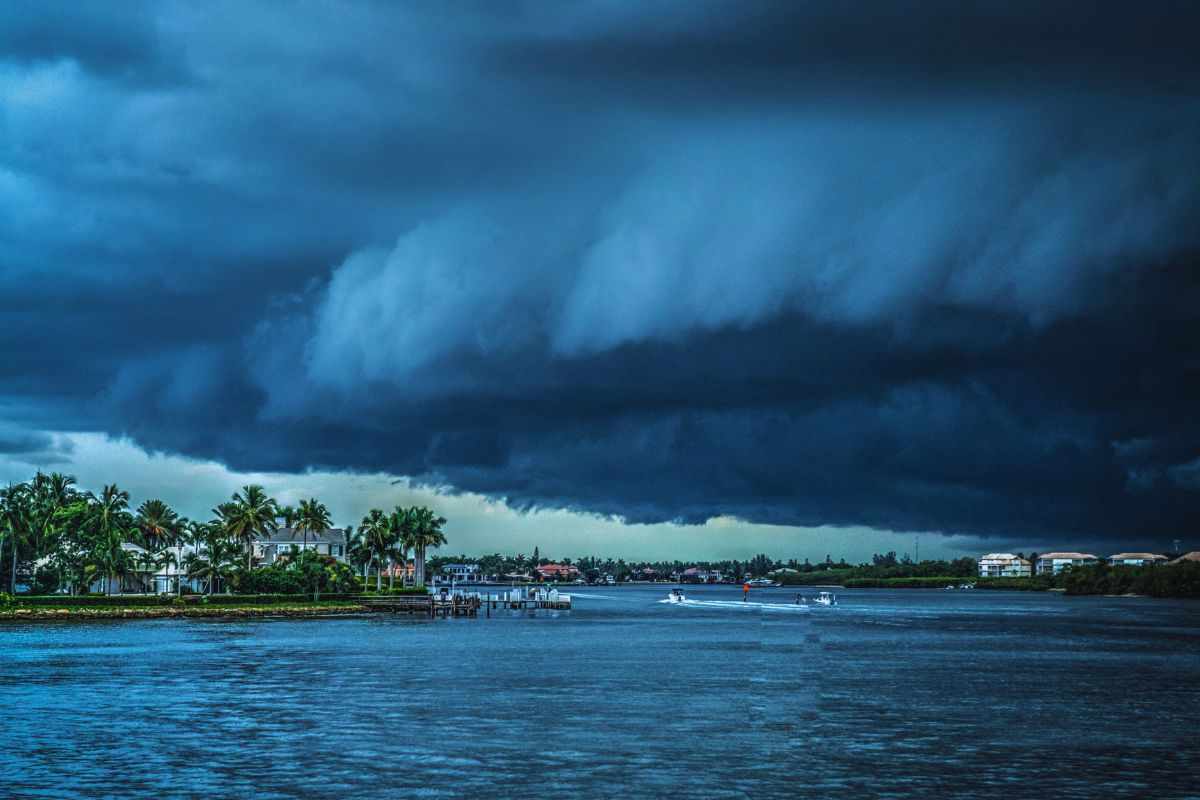 Ammasso nuvoloso che preannuncia l'inizio di un violento temporale estivo
