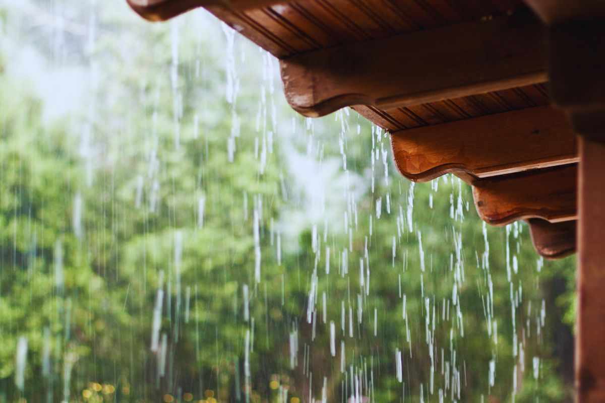 Pioggia che bagna una tettoia