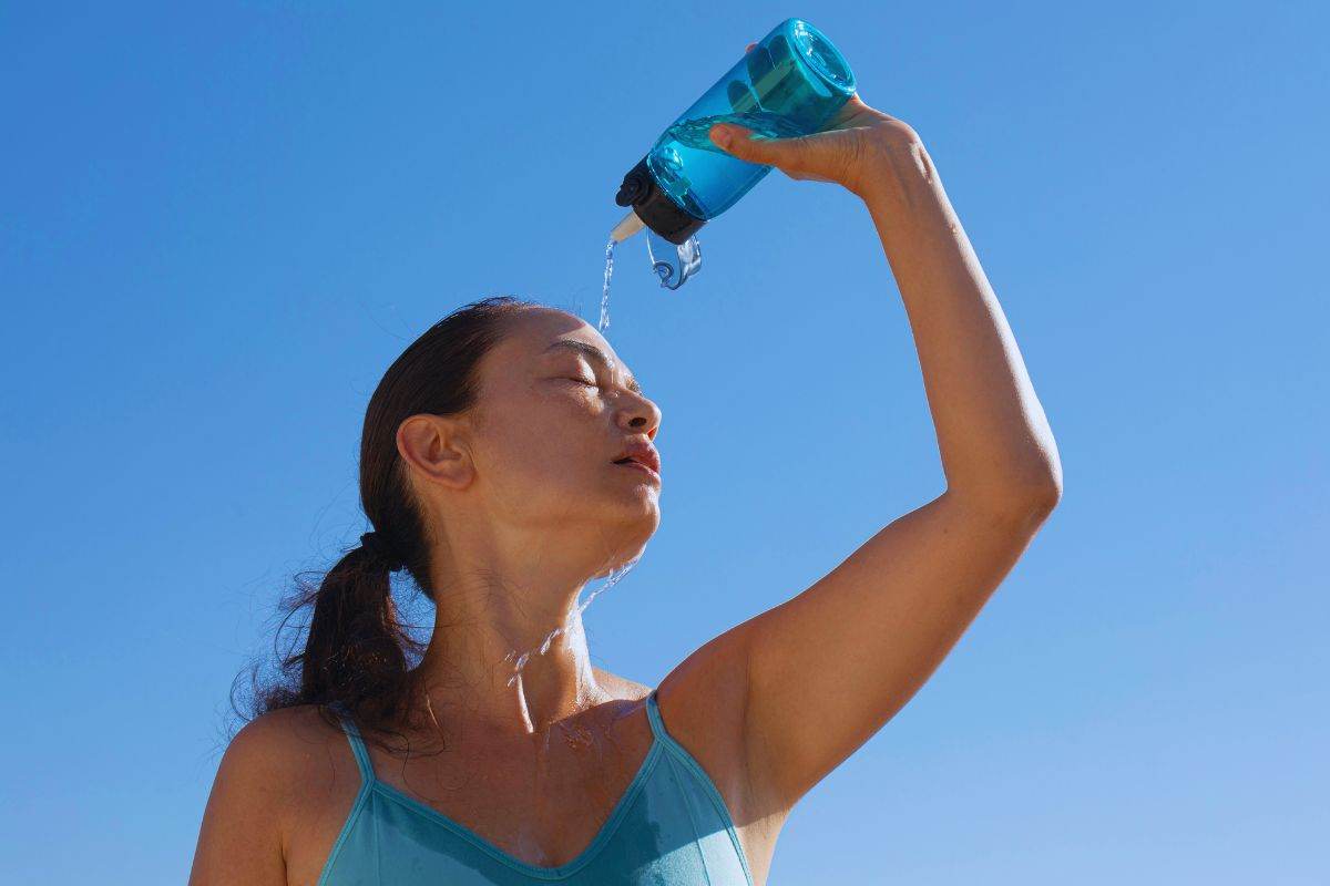 Donna si versa acqua addosso per lenire il caldo