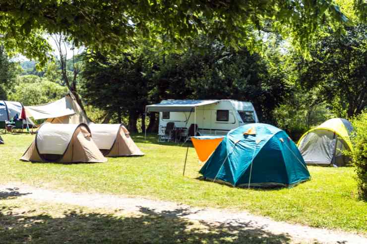 prato di un campeggio con tende e camper