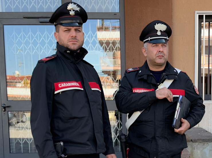 Due carabinieri guardano qualcosa