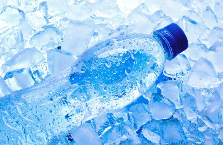 Acqua congelata in una bottiglia di plastica