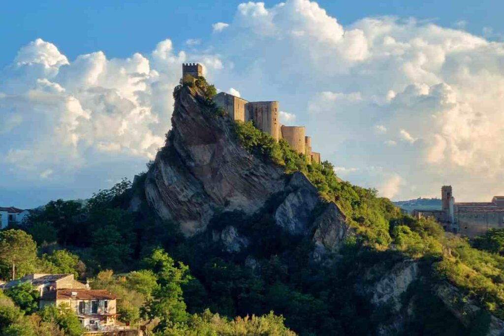 panorama sul castello al contrario in Abruzzo