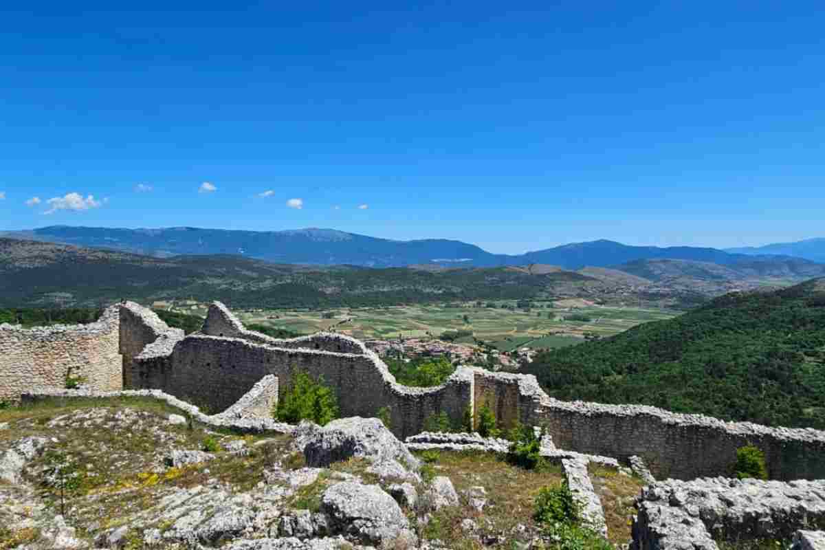 Ruderi del castello medievale di Bominaco