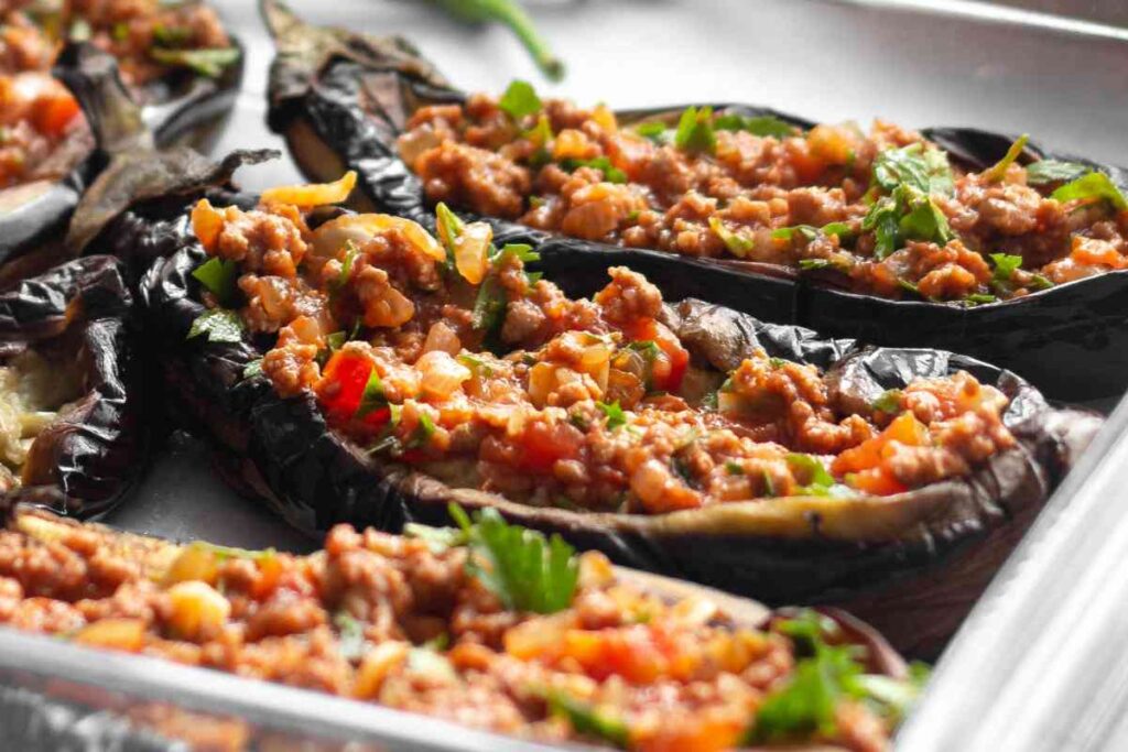 le melanzane ripiene in una pirofila, una delle ricette per la cena estiva