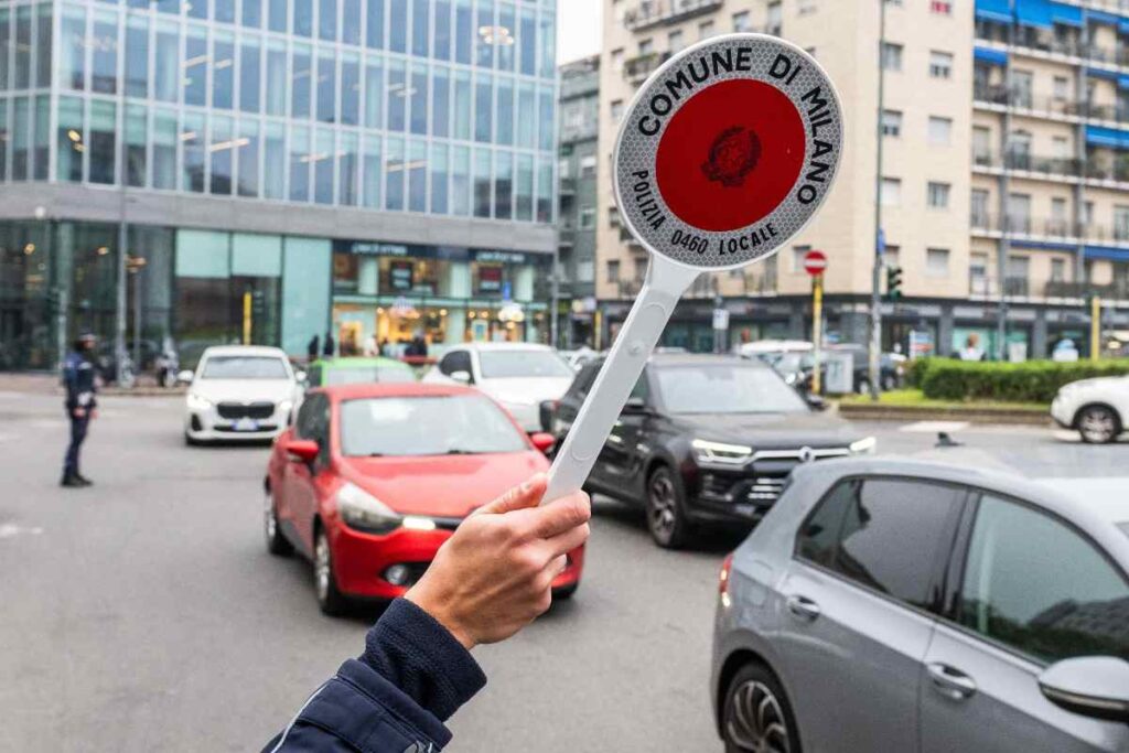 paletta alzata nel traffico