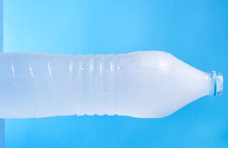 Acqua congelata in una bottiglia