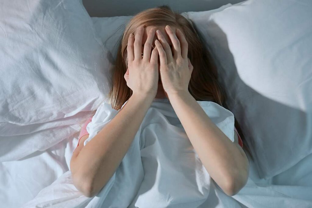 Donna che non dorme per colpa del caldo