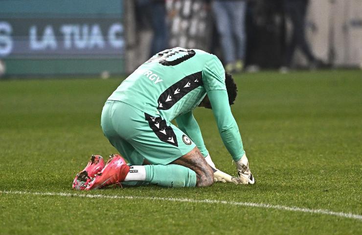 Okoye inginocchiato in campo