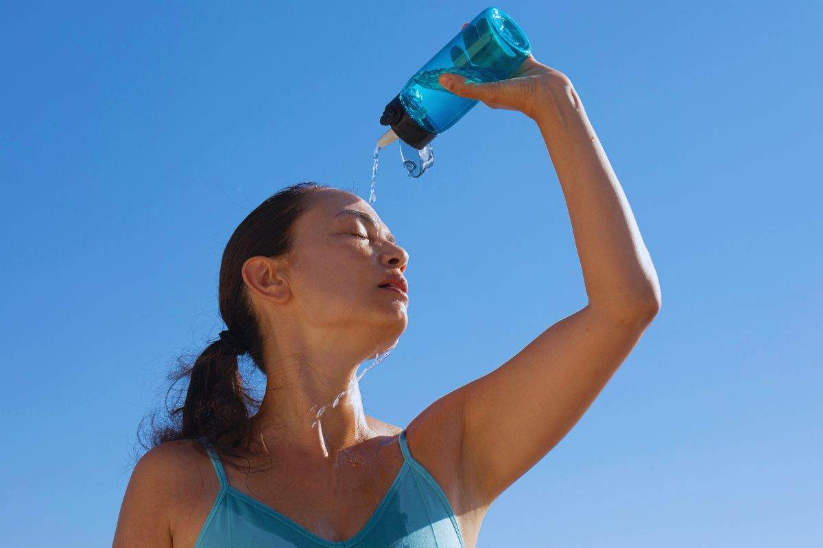 Donna si versa acqua addosso per trovare sollievo dal caldo