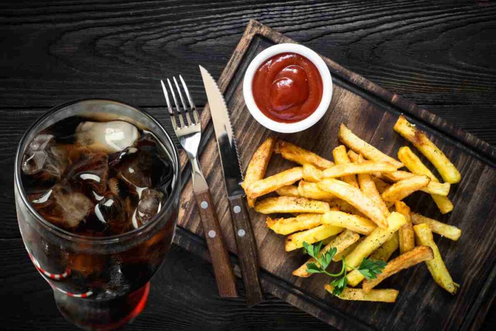 Cola con patatine fritte e salsa barbecue