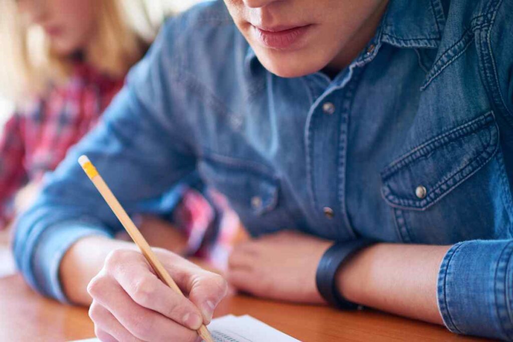 studente alle prese con gli esami di maturità