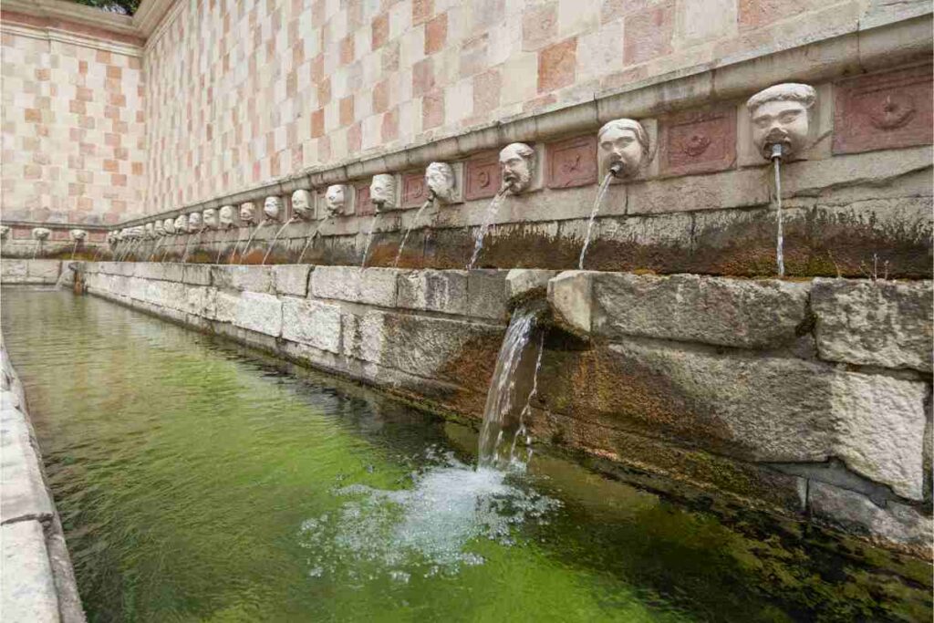 Fontana delle 99 cannelle a L'Aquila vista da un angolo