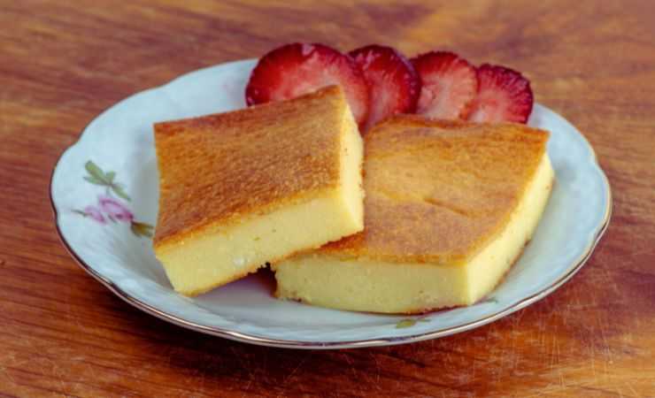 una torta in un piatto