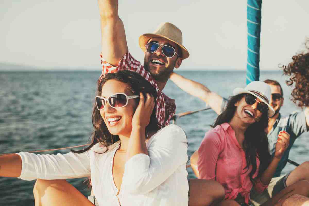 gruppo di amici allegri su una barca in gita in Abruzzo