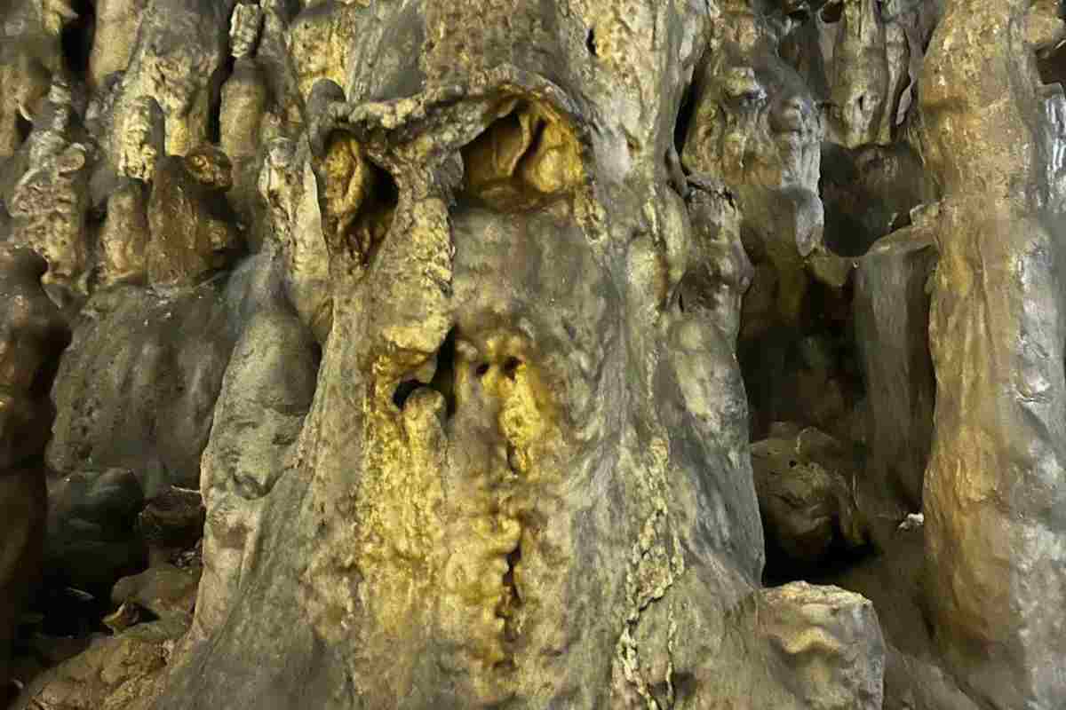 Una formazione calcarea nella Grotta del Cavallone Abruzzo 