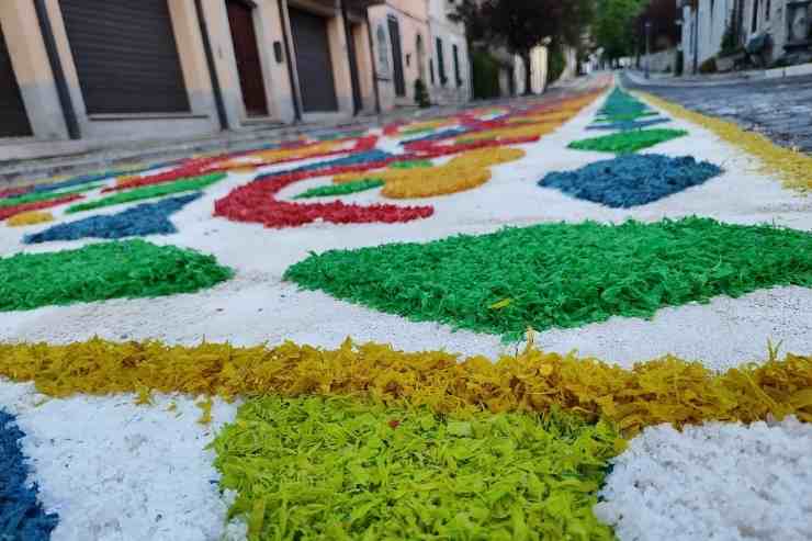 Particolare dell'Infiorata Corpus Domini Pescasseroli 