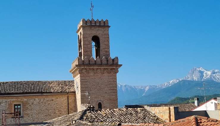 una torre e dietro i monti