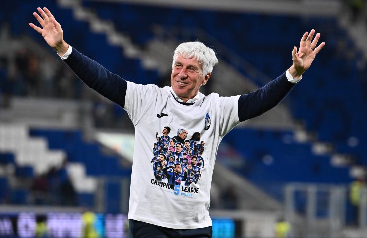 Gian Piero Gasperini saluta in campo
