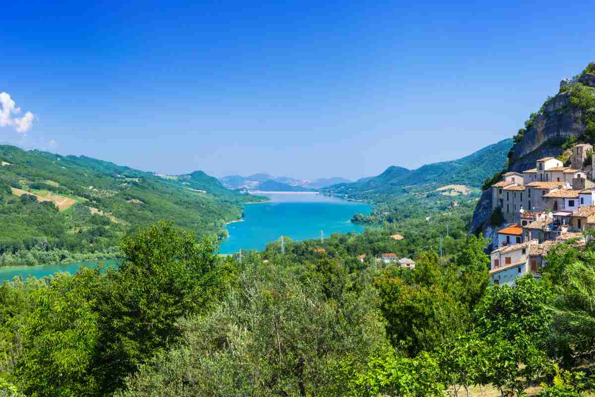 lago di bomba e scorcio del borgo di Pietraferrazzana